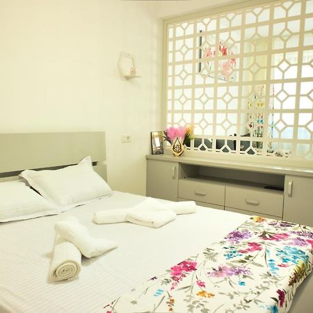 Cozy Flowers Studio - Fast Wi-Fi & Washer-Dryer Брашов Экстерьер фото