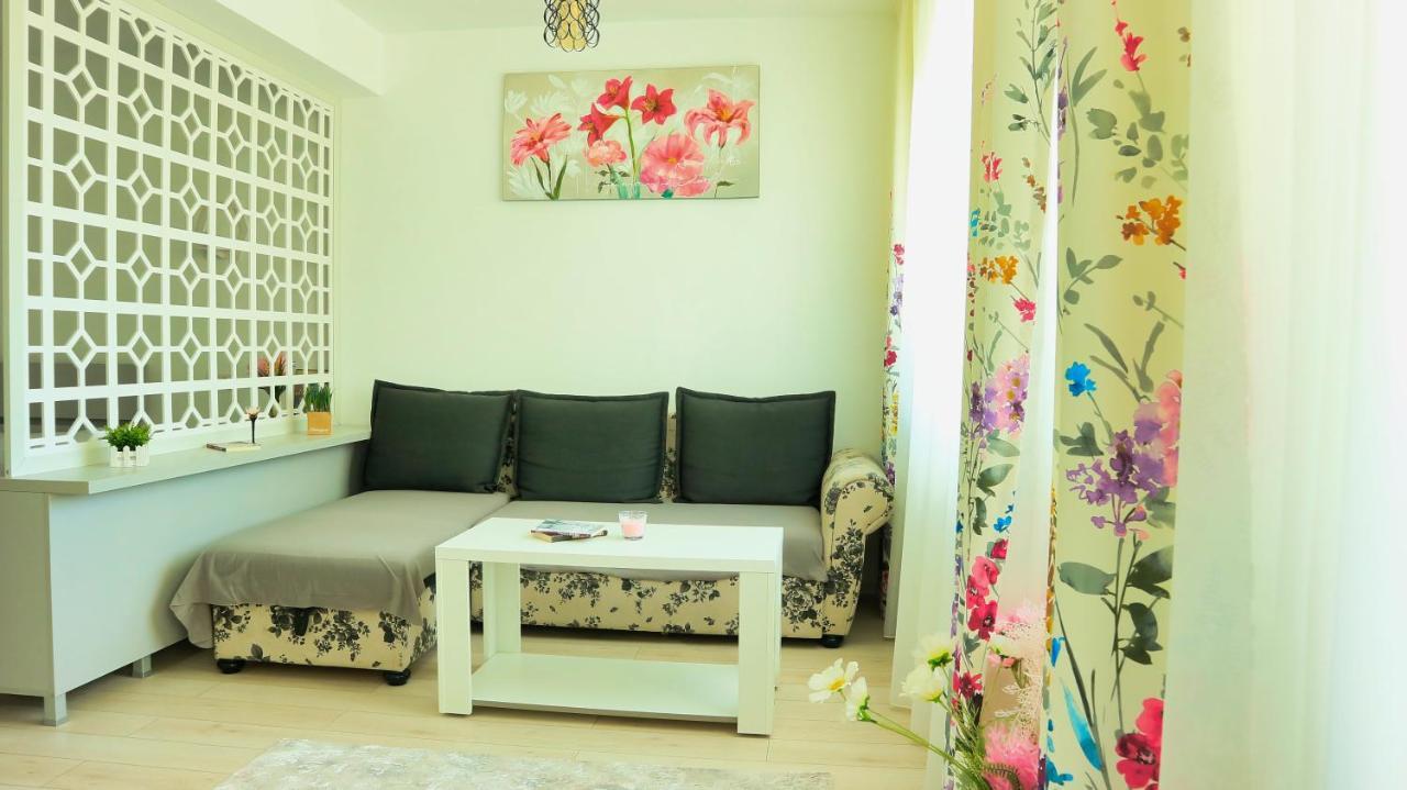 Cozy Flowers Studio - Fast Wi-Fi & Washer-Dryer Брашов Экстерьер фото