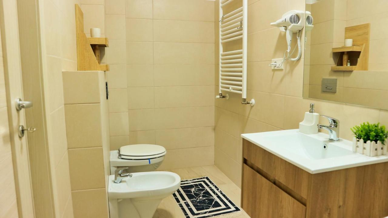 Cozy Flowers Studio - Fast Wi-Fi & Washer-Dryer Брашов Экстерьер фото
